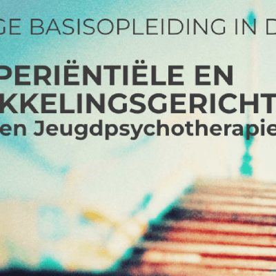 ONTWIKKELINGSGERICHTE EN EXPERIËNTIËLE JAAROPLEIDING VOOR KINDEREN & JONGEREN Inzetbaar bij psychotherapie, begeleiding & counseling ONTWIKKELINGSGERICHTE EN EXPERIËNTIËLE JAAROPLEIDING VOOR KINDEREN & JONGEREN Inzetbaar bij psychotherapie, begeleiding & counseling